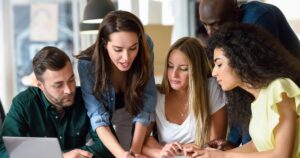 Două oportunități de formare internațională pentru studenți: înscrieri deschise la școlile de vară „In Between?” și „Freedom of Speech Beyond Borders”