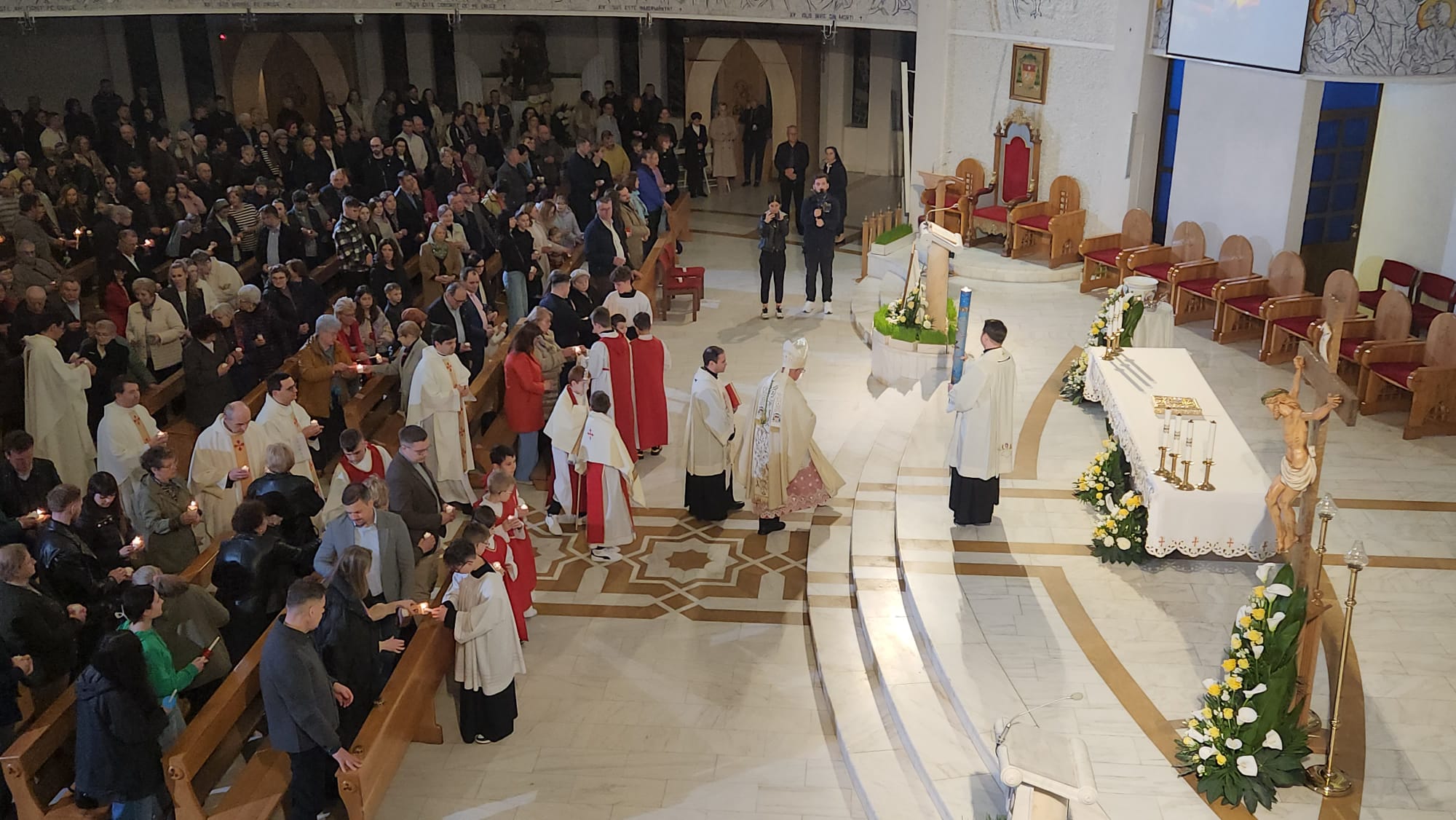 Imagini de la slujba de Înviere de la Catedrala „Adormirea Maicii Domnului” din Iași