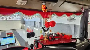 „Pe unde mai vede drumul acest șofer?” O țară europeană a interzis accesul mașinilor cu cruciulițe și jucării în parbriz
