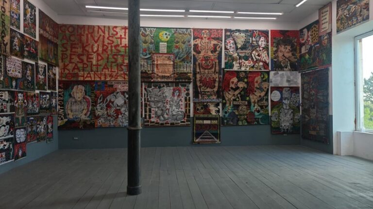 Vernisaj controversat al unei expoziţii considerată antisemită. Artistul a apărut cu svastici, aplaudat de public