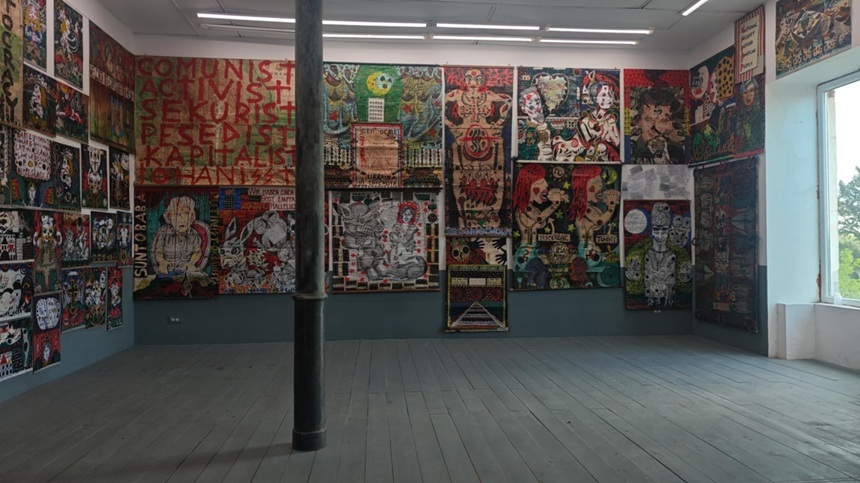  Vernisaj controversat al unei expoziţii considerată antisemită. Artistul a apărut cu svastici, aplaudat de public