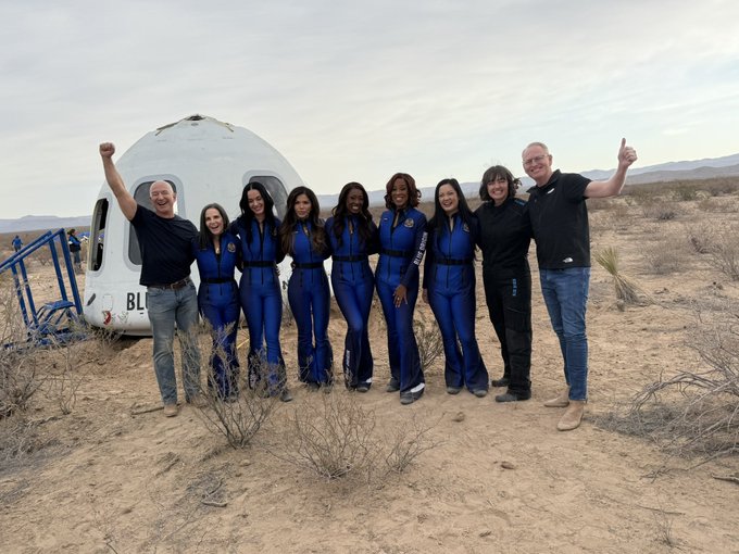 Capsula Blue Origin cu cele şase femei vedetă la bord, inclusiv logodnica lui Jeff Bezos, a aterizat în singuranţă