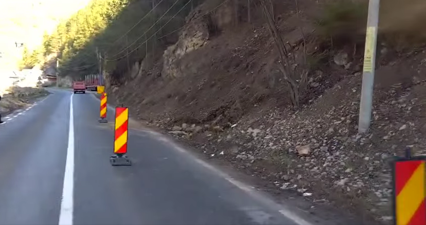 VIDEO Stâncă prăbușită pe șosea în Neamț