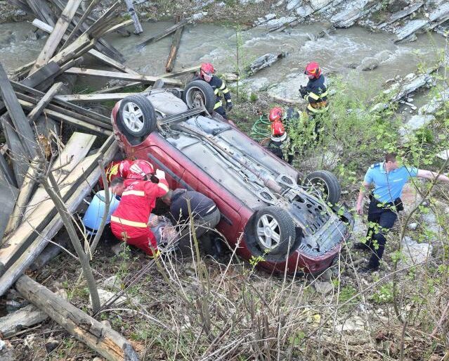  O mașină în care se aflau două persoane a „aterizat” în albia pârâului Sucevița, după ce podul de lemn pe care circulau s-a rupt