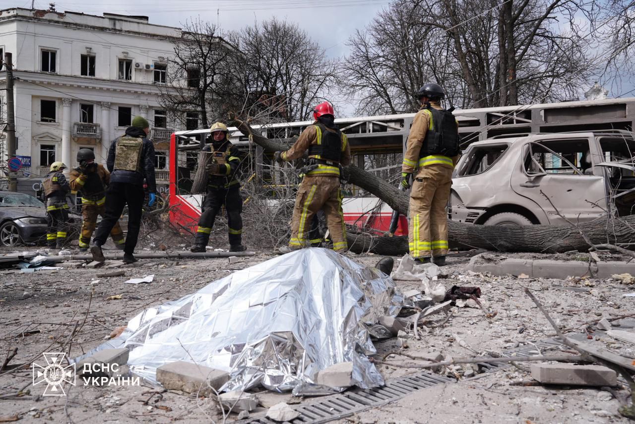 POLITICO: Atacul rusesc care a lăsat cadavre împrăştiate pe străzile oraşului Sumî nu este o „greşeală”. Este o strategie