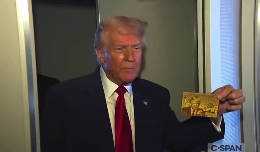  Donald Trump a prezentat „cardul de aur” destinat „imigranţilor bogaţi”. Costă 5 milioane de dolari şi are gravat pe el chipul său