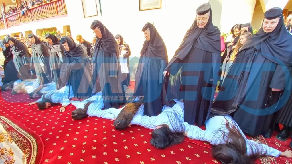 „Tunderea” tinerelor puse la pământ, la o biserică din jurisdicția Mitropoliei de la Iași, a încins rețelele sociale. Ce spun oficialii bisericii?