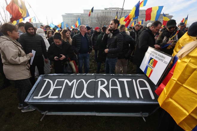 Un site „Turul 2 înapoi” şi TikTok-ul unei judecătoare pensionare au îndemnat la asaltul cu cereri de anulare a deciziei CCR privind alegerile prezidenţiale din 2024. La Iași au fost 15 astfel de cereri