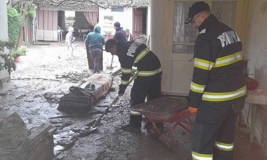 Caraş-Severin: Aproximativ o sută de gospodării din localitatea Dalboşeţ, afectate în urma unei viituri de scurtă durată