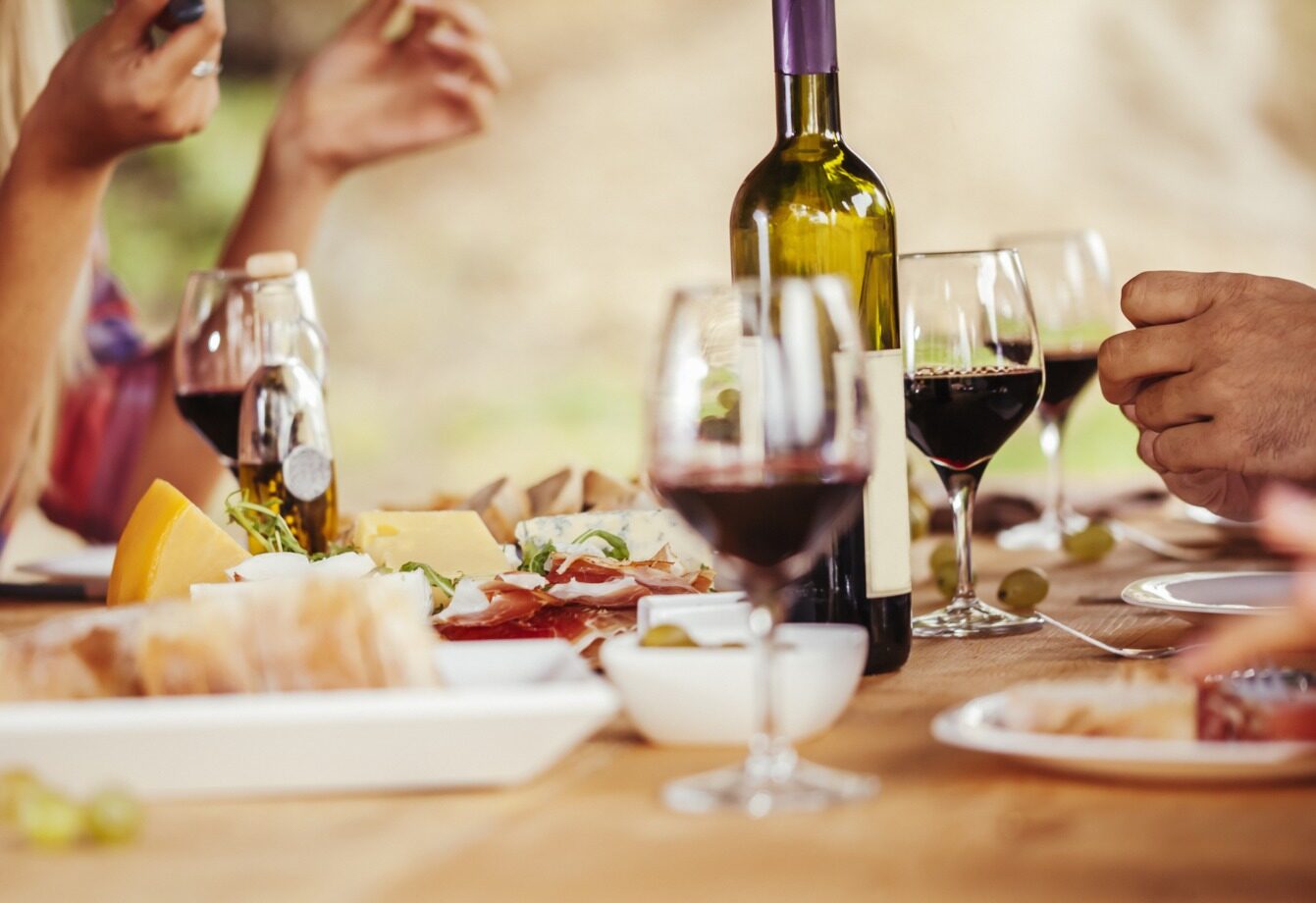  Cum asociem vinurile cu preparatele tradiționale de Paște. Recomandările unui somelier ieșean