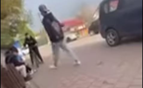 Dolj: Un adolescent este filmat cum îl loveşte cu pumnii şi picioarele pe un altul care stă pe o bancă - VIDEO