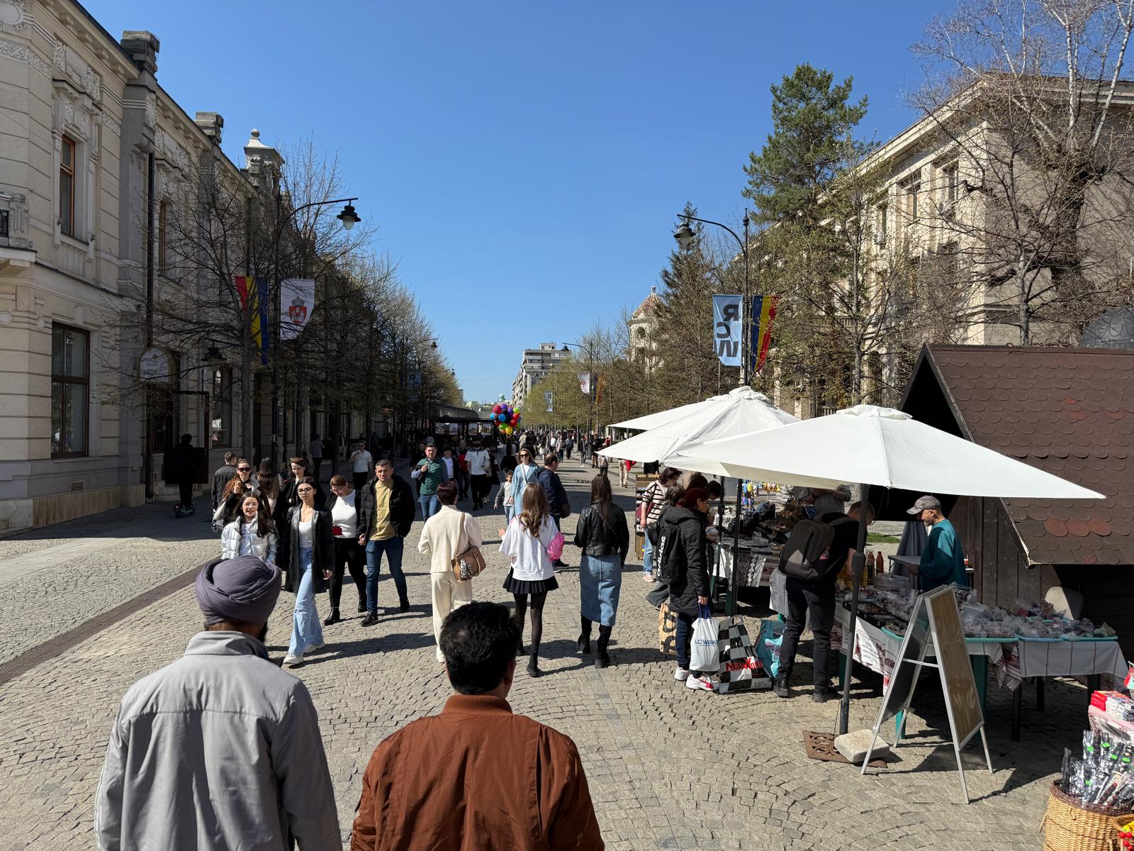 Vremea frumoasă i-a scos pe ieșeni din case. Sute de persoane au ieșit la plimbare pe Bulevardul Ștefan cel Mare