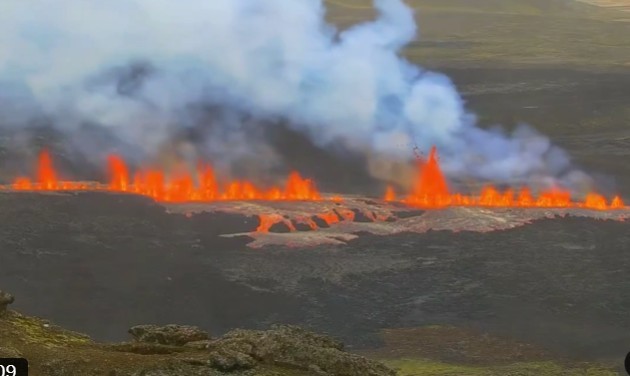 Un vulcan a erupt în Islanda, ducând la evacuarea populaţiei şi a turiştilor