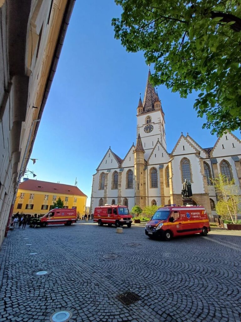  Cel puţin 20 de elevi de la Colegiul Naţional Bruhenthal Sibiu acuză mâncărimi la nivelul pielii. Mai multe echipaje la faţa locului