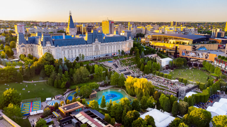 Romanian Creative Week debutează la Iași cu Noaptea Muzeelor. În parcul Palas sunt expuse instalațiile „Inima Orașului” și „Inima Orașului 2.0”