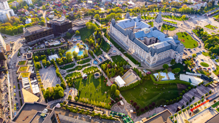 Sute de artiști români și străini prezintă zeci de expoziții în cadrul Romanian Creative Week. Instalațiile Inima Orașului și Inima Orașului 2.0 vor putea fi admirate în Parcul Palas