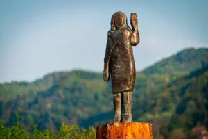 Statuia Melaniei Trump, amplasată în orașul ei natal din Slovenia, a fost furată