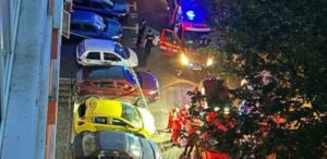 Un copil de şapte ani şi mama sa au căzut de la etaj, din blocul în care locuiesc în București