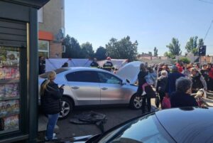 VIDEO: Un șofer care a forțat culoarea verde a semaforului a provocat un accident în lanţ într-o intersecţie din Oradea
