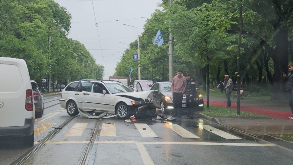 FOTO/VIDEO Accident în zona Stadion, pe Copou: Un Mercedes și un BMW s-au ciocnit, nicio victimă, dar pagube serioase