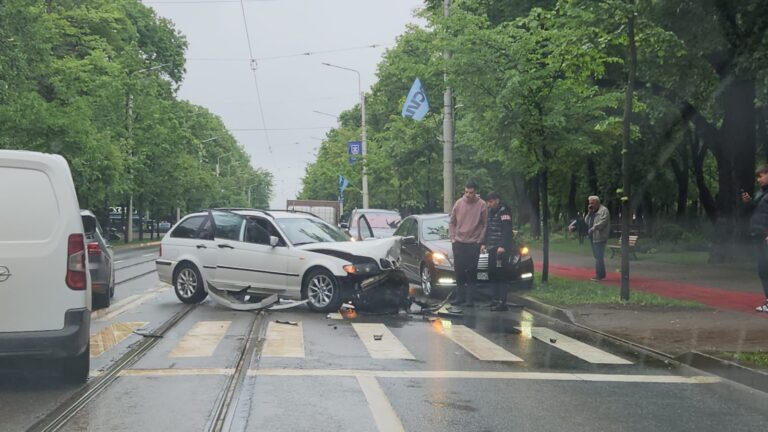 FOTO/VIDEO Accident în zona Stadion, pe Copou: Un Mercedes și un BMW s-au ciocnit, nicio victimă, dar pagube serioase