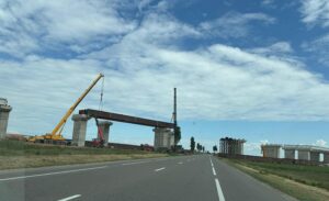 Drumul Iași-București, restricții temporare de trafic. Se ridică grinzile Autostrăzii A7 pe deasupra DN2, în Vrancea