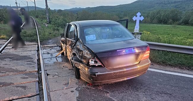 Accident grav în Suceava. Un autoturism a fost lovit de trenul Timișoara - Iași