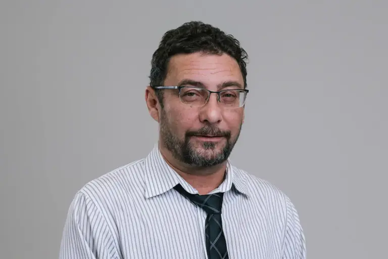A murit Alin Fumurescu, cunoscut profesor și jurnalist, colaborator la Dilema