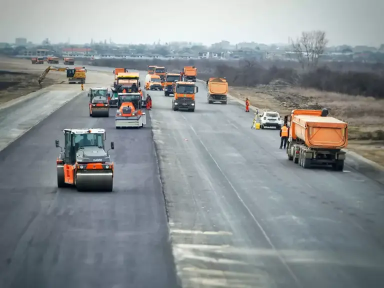 România riscă să piardă 11,9 miliarde de euro din PNRR din cauza proiectelor întârziate