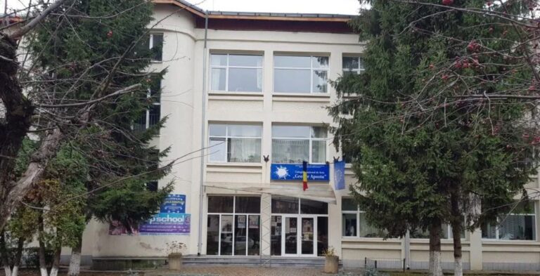 Profesor acuzat de propagandă politică și misoginie la Colegiul de Artă