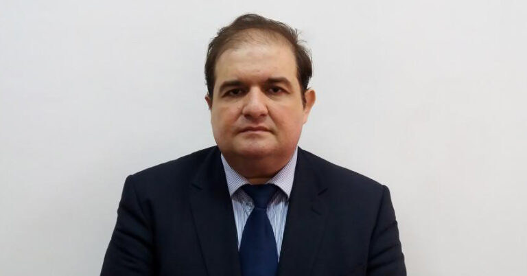 „Ultima șansă! În voi, tăcuților, blazaților, retrașilor din calea nebuniei, ne este nădejdea: PUNEȚI MÂNA PE EI SĂ-I ZDROBIM!” Poveste-apel a unui cunoscut intelectual ieșean