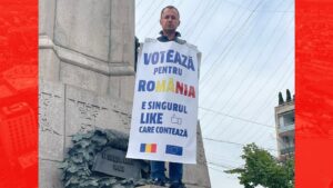 Experimentul inedit al unui om de afaceri din Iași: antreprenorul Nicu Roșu a umblat îmbrăcat prin oraș în pancarte ca să sensibilizeze lumea să voteze