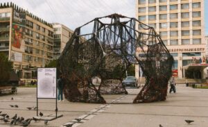 O instalație din cabluri reciclate, semnată de celebra artistă Anetta Mona Chișa, transformă Piața Unirii. Marlene Herberth: „Este o îmbinare manifest între meșteșugul tradițional al fierăritului și tehnologie”