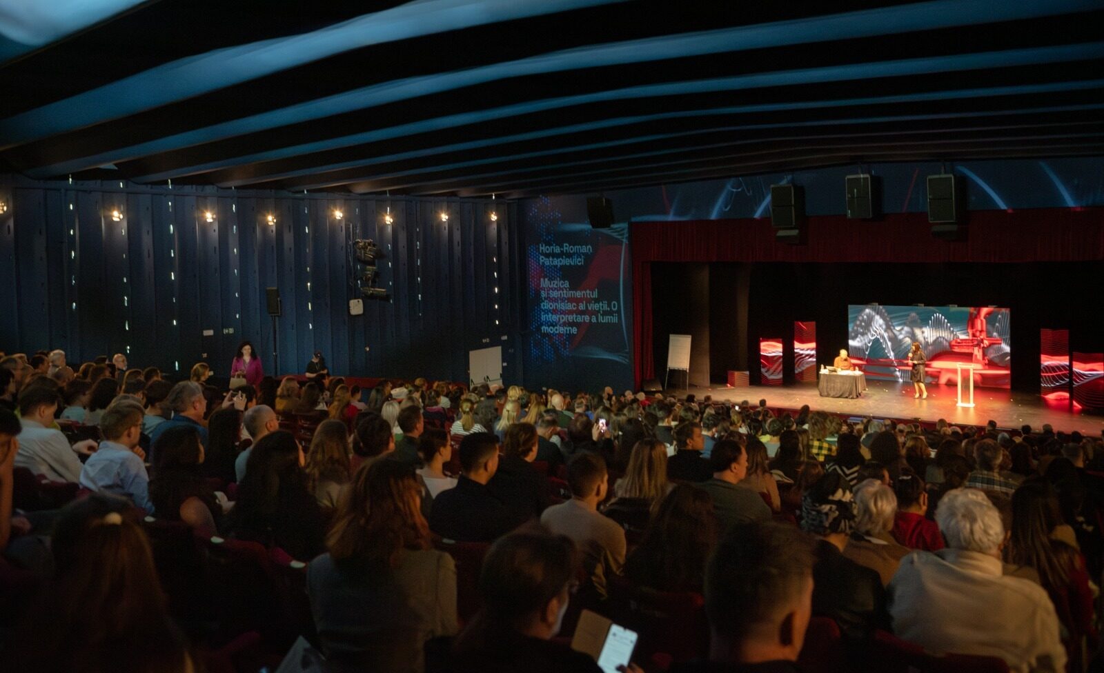 Mircea Cărtărescu și Horia Patapievici, conferințe emblematice, cu săli arhipline, la Iași. Romanian Creative Week continuă cu concerte, spectacole de dans și teatru