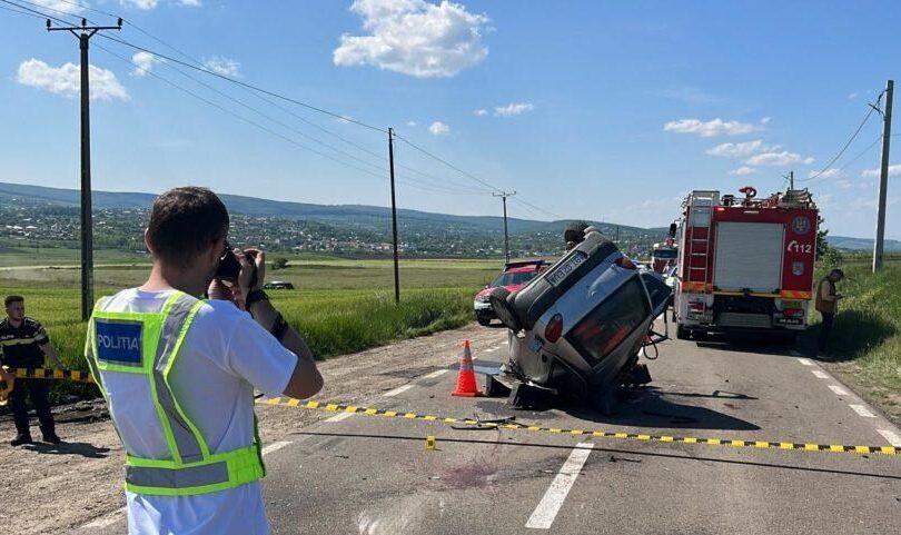 O femeie moartă într-un accident rutier în Botoșani, a fost găsită abia după 6 ore într-un șant. Familia a mers să aprindă o lumănare, când a făcut descoperirea șocantă