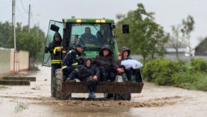 VIDEO Oameni evacuaţi cu excavatorul din calea apelor, în Botoșani