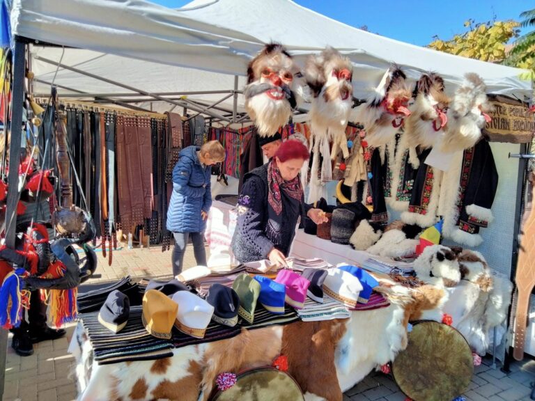 „Suveraniștii” de la Târgu: trei elevi au furat sumane, căciuli dacice și cornuri de bivol cu curea. Hoții, judecați într-un mod inedit