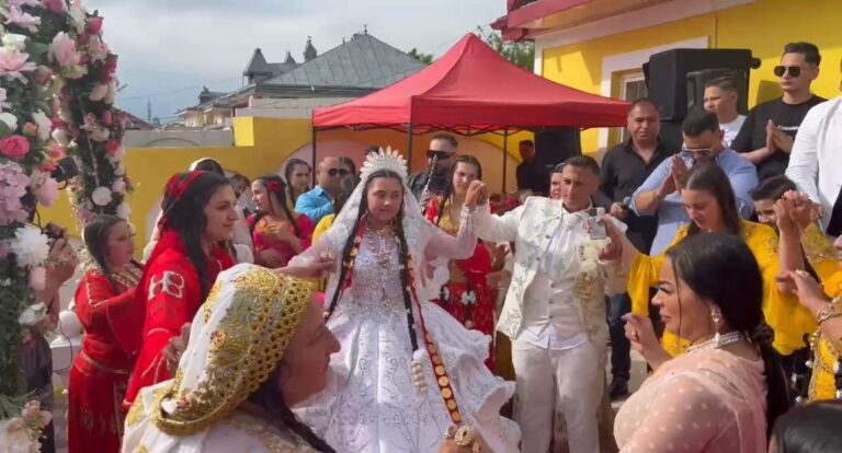 Aur, fanfară și onoare: cum transformă căldărarii din Dancu o zi obișnuită într-o sărbătoare regală