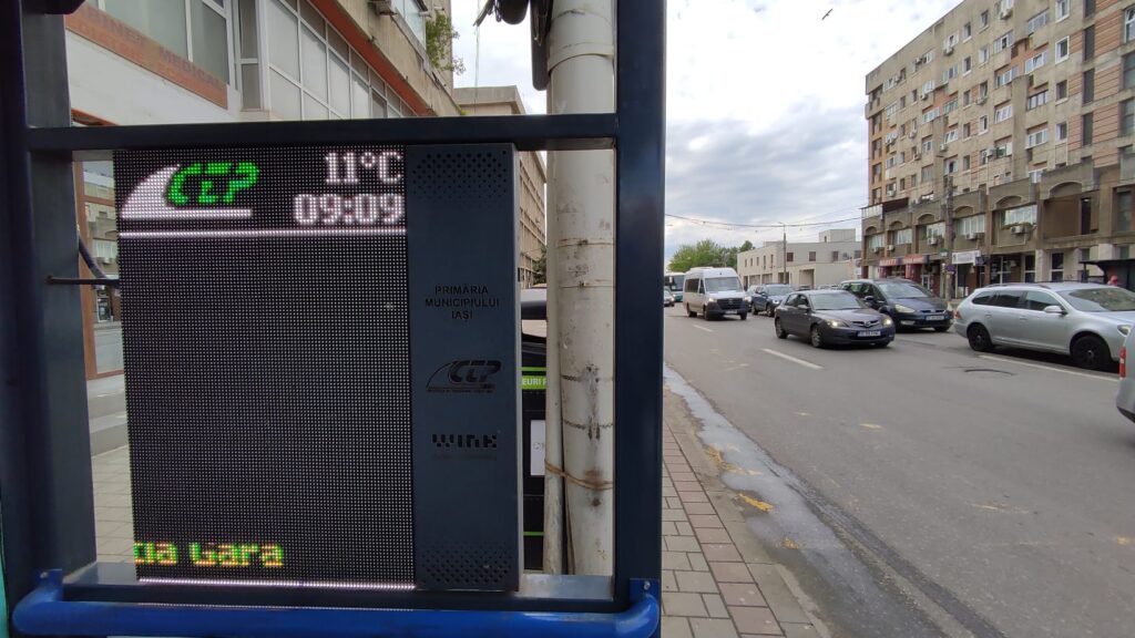  „Bucurie” în stațiile de autobuz și tramvai: niciun panou cu timpii de așteptare nu funcționează. Deși CTP face apel la folosirea aplicației pe telefon, nici aceasta nu funcționează