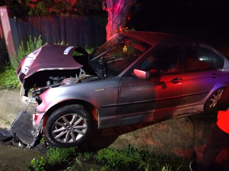 Accident în comuna Scânteia: un bărbat a fost grav rănit după ce a intrat cu mașina într-un copac