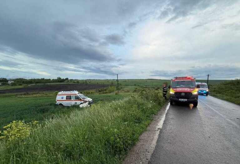 O ambulanță din Cluj aflată în misiune, implicată într-un accident rutier