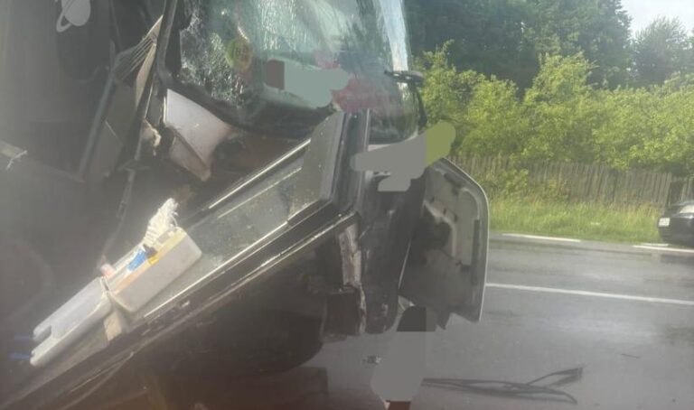 Argeş: Autocar în care se aflau zeci de pasageri, implicat într-un accident rutier pe DN7