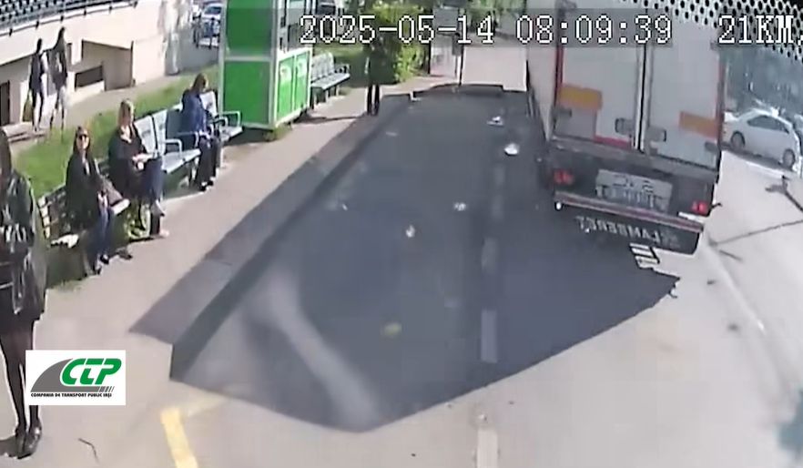  VIDEO – Impact între un autobuz CTP Iași și un camion în stația de la „Recuperare”