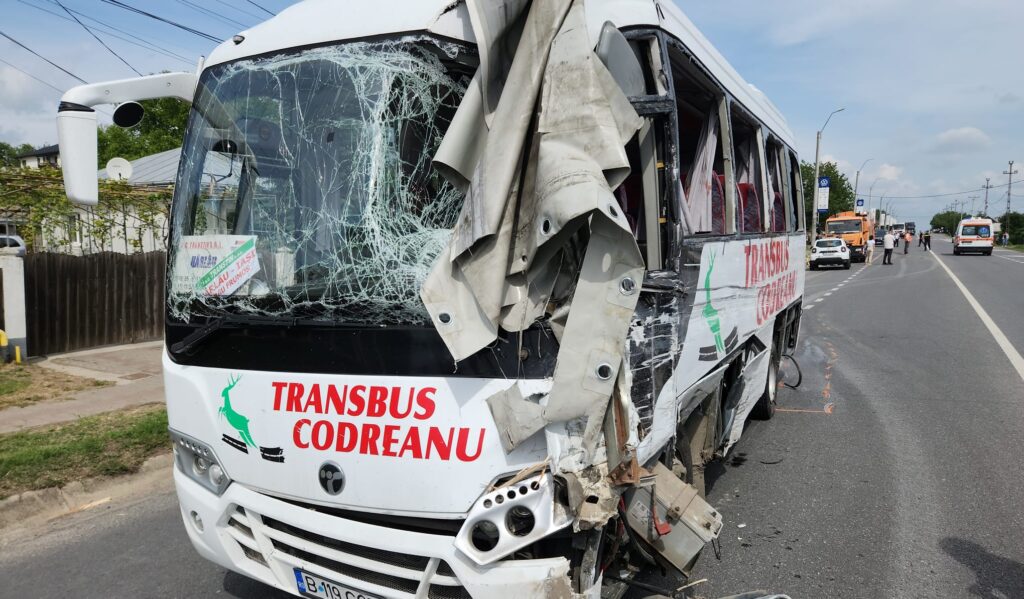 Cine este vinovat pentru accidentul cu 29 de victime de la Lețcani. Un șofer, adormit la volan?