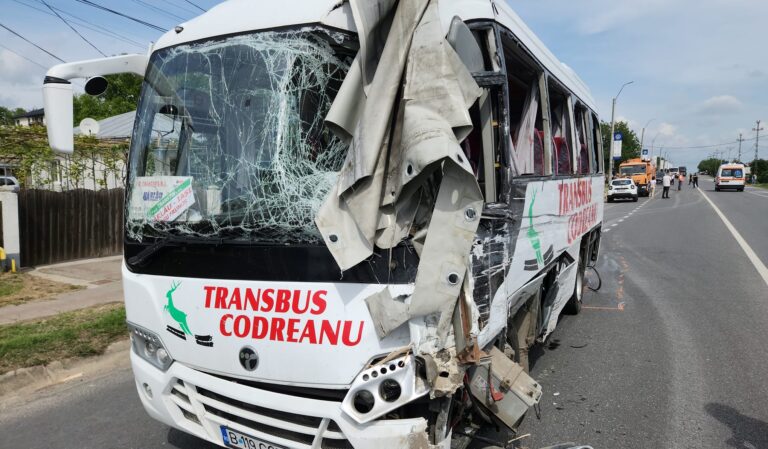 Depășire în curbă sau șofer adormit la volan? Cele două piste ale Poliției Rutiere în legătură cu accidentul grav de la Lețcani. Se fac în continuare audieri