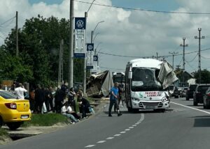 Accident grav la Lețcani – Impact între un TIR și un autocar (FOTO)
