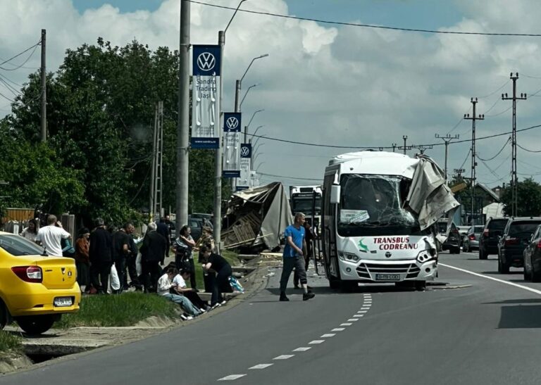 Accident grav la Lețcani – Impact între un TIR și un autocar (FOTO)