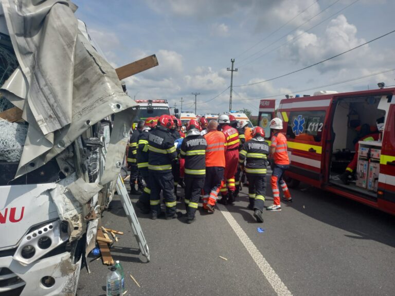 Accident grav la Lețcani – Impact între un TIR și un autocar. Cel puțin 17 victime (FOTO)