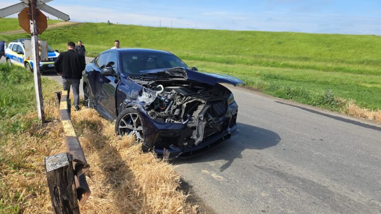 Accident feroviar la Iași – Un BMW, distrus de tren. Ce a declarat conductorul - FOTO