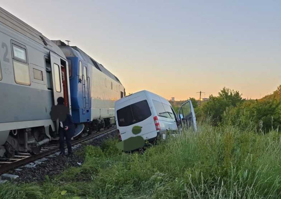 Un microbuz plin cu pasageri, lovit de un tren, la Pitești